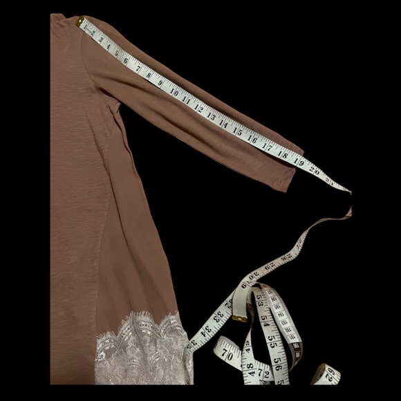 Élégant Nutmeg Blouse with Finishes of Wide Lace Trim   size XS-SM - Picture 15 of 16